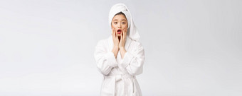 水疗中心护肤品美亚洲女人干燥头发毛巾头淋浴治疗美丽的多民族的年轻的女孩触碰软皮肤