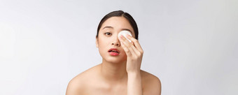 皮肤护理女人删除脸化妆棉花拭子垫皮肤护理概念面部特写镜头美丽的混合比赛模型完美的皮肤