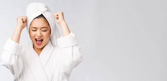 水疗中心<strong>护肤品</strong>美亚洲女人干燥头发毛巾头淋浴治疗美丽的多民族的年轻的女孩触碰软皮肤