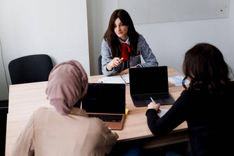 外<strong>国学</strong>校私人研究学校女孩老师解释语法本地的语言移动PCprepearing考试导师