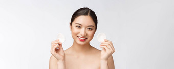 皮肤护理女人删除脸化妆棉花拭子垫皮肤护理概念面部特写镜头美丽的混合比赛模型完美的皮肤