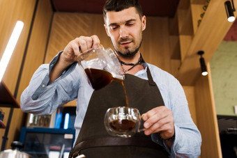 英俊的咖啡师倒味咖啡玻璃能咖啡馆咖啡酝酿弯管aeropress替代方法