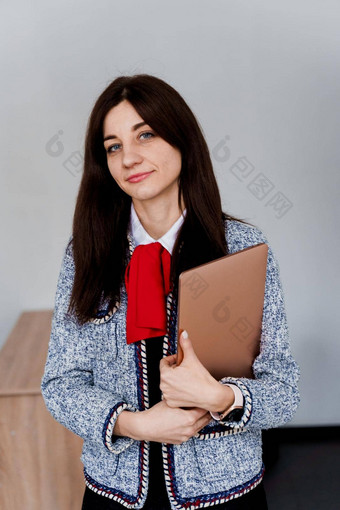 老师移动PC白色背景外国学校私人研究学校女孩老师解释语法本地的语言移动PC