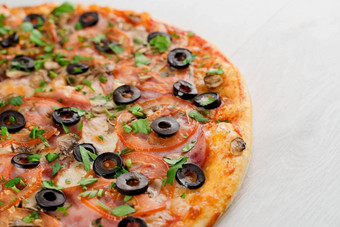 披萨肉橄榄西红柿蘑菇草本植物孤立的白色木背景广告社会网络餐厅咖啡皇促销活动比萨 店