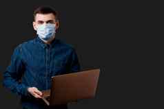 教育工作在线检疫冠状病毒科维德期男人。医疗面具移动PC黑色的背景
