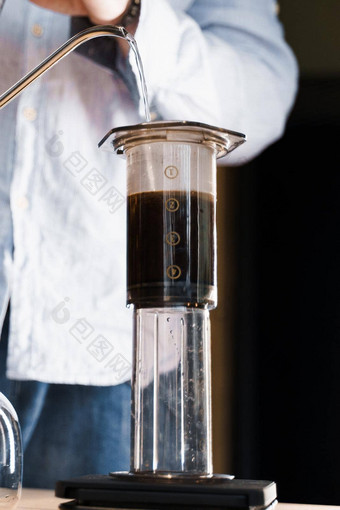 aeropress<strong>咖啡</strong>关闭替代使<strong>咖啡师咖啡</strong>馆垂直照片<strong>咖啡师</strong>倒热水能使aeropress<strong>咖啡</strong>