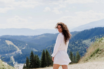 女孩旅行者微笑山有吸引力的女人摆姿势<strong>绿色</strong>山背景广告旅行机构<strong>旅游</strong>