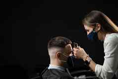 理发店客户医疗面具保护冠状病毒科维德使发型英俊的男人。