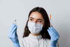 医生持有冠状病毒疫苗科维德疫苗接种停止检疫有吸引力的女孩医疗手套注射器药物治疗