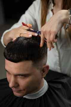 理发店服务切割头发发型英俊的男人。