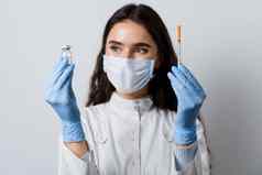 有吸引力的女孩医疗手套注射器药物治疗医生持有冠状病毒疫苗科维德疫苗接种停止检疫