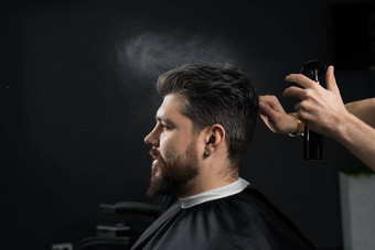 理发师使发型自信有胡子的赶时髦的人广告理发店男人的美沙龙