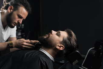 修剪胡子剃须机广告理发店男人的美沙龙