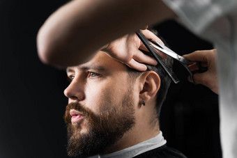理发师使发型自信有胡子的赶时髦的人<strong>广告理发店</strong>男人的美沙龙