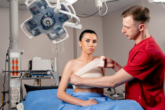 外科医生女人病人操作房间乳房增加女孩医生包装病人胸部乳房增加