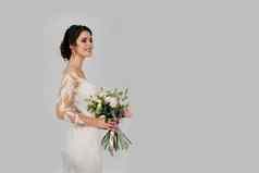 新娘白色婚礼衣服花束工作室白色空白背景一边广告社会网络婚礼机构新娘沙龙