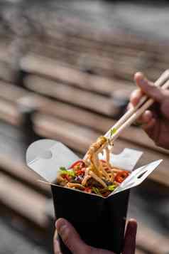 锅盒子黑色的食物容器持有辣的面条筷子快食物交付服务外卖中国人街餐