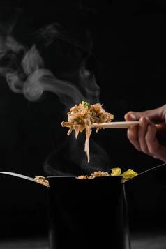 热气腾腾的热大米锅盒子黑色的背景持有大米中国人筷子亚洲辣的菜街餐厅快食物交付服务