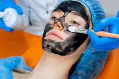 皮肤科医生涂片黑色的面具脸激光photorejuvenation碳剥皮肤病学美容外科手术激光