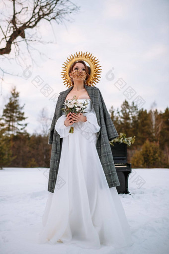 新娘站白雪覆盖的森林新娘穿令人难以置信的保护面具你好