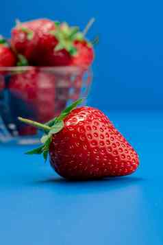 群草莓碗蓝色的背景美味的夏天水果