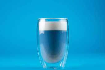 蓝色的anchan火柴拿铁蓝色的背景火柴鸡尾酒双玻璃杯