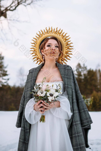 新娘站白雪覆盖的森林新娘令人难以置信的保护面具新娘你好