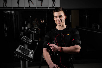 男人。电子接触器埃姆斯西装健身房体育运动培训电肌肉刺激西装