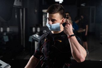 男人。埃姆斯西装医疗面具健身房保护冠状病毒科维德体育运动培训电肌肉刺激西装检疫期