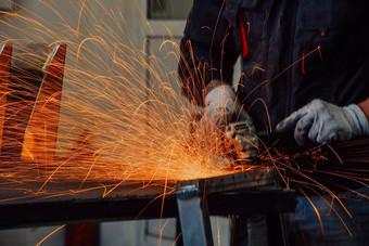 重行业工程工厂室内工业工人角磨床切割金属管承包商安全统一的硬他制造业金属结构