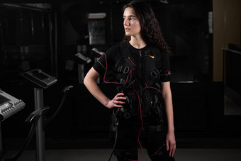 女孩埃姆斯西装健身房体育运动培训电肌肉刺激西装