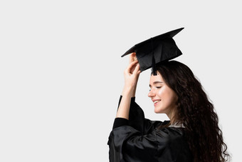 惊讶本科女孩毕业袍帽白色背景距离学习在线研究首页毕业大学