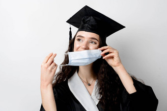 研究生女孩医疗面具冠状病毒科维德期女人主学位黑色的毕业<strong>礼服</strong>帽距离学习在线研究<strong>首页</strong>毕业大学