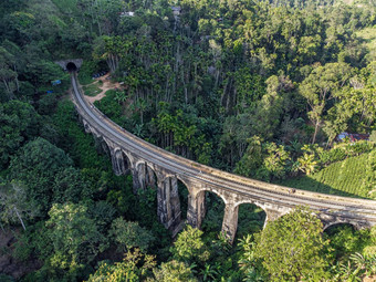 斯里兰卡斯里兰卡吸引力古老的铁路nine-archdemodara桥中间<strong>密集</strong>的热带森林拍摄空气无人机阳光明媚的一天日落