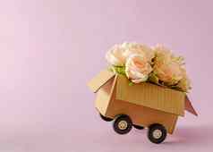 纸板盒子交付容器卡车轮子花束粉红色的玫瑰