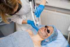 激光photorejuvenation碳剥脸女人黑色的脸面具皮肤病学美容外科手术激光