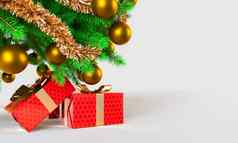 装饰黄金圣诞节树高德拼接而成点缀人工明星心礼物一年孤立的白色背景呈现插图
