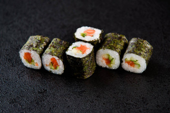 寿司卷海食物黑色的背景寿司交付餐厅新鲜的美味的日本寿司鳄梨黄瓜虾鱼子酱黑暗背景