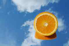 橙色柑橘类水果热带橙色蓝色的天空云背景