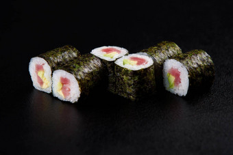 寿司卷海食物黑色的背景寿司交付餐厅新鲜的美味的日本寿司鳄梨黄瓜虾鱼子酱黑暗背景