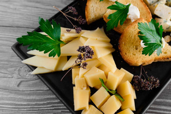 奶酪食物董事会明媚的奶酪核桃帕尔玛小时多布卢黑色的板食物开胃菜餐厅