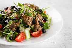 绿色沙拉埃斯卡戈特葡萄蜗牛白色背景法国美食厨房