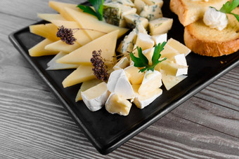 奶酪食物董事会明媚的奶酪核桃帕尔玛小时多布卢黑色的板食物开胃菜餐厅
