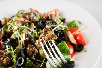 绿色<strong>沙拉</strong>埃斯卡戈特葡萄蜗牛白色背景法国美食厨房