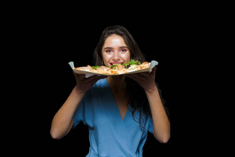 女人快递平萨罗马美食意大利厨房黑色的背景持有scrocchiarella传统的菜食物交付比萨 店平萨肉芝麻菜橄榄奶酪