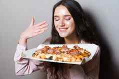 女孩快递平萨罗马美食意大利厨房灰色背景持有scrocchiarella传统的菜食物交付比萨 店平萨肉芝麻菜橄榄奶酪
