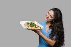 女孩快递平萨罗马美食意大利厨房灰色背景持有scrocchiarella传统的菜食物交付比萨 店平萨肉芝麻菜橄榄奶酪