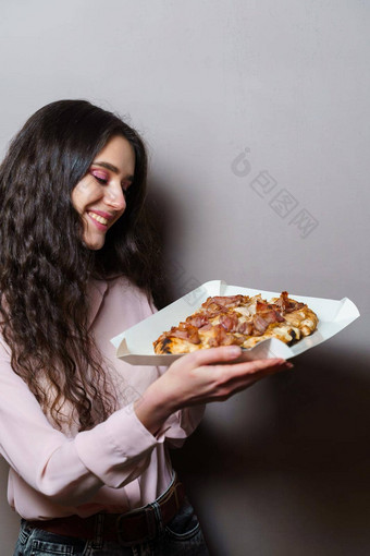 <strong>女孩快递</strong>平萨罗马美食意大利厨房灰色背景持有scrocchiarella传统的菜食物交付比萨 店平萨肉芝麻菜橄榄奶酪