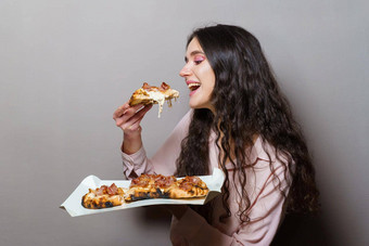 女孩快递吃平萨披萨罗马美食意大利厨房灰色背景持有scrocchiarella传统的菜食物交付比萨 店平萨肉芝麻菜橄榄奶酪