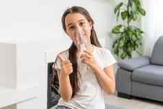 女孩使吸入喷雾器首页孩子哮喘吸入器吸入喷雾器蒸汽生病的咳嗽概念